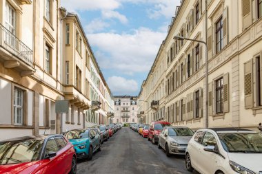 Wilhelminian tarzı evlerin manzaralı tarihi cephesine, Wiesbaden 'deki Gruenderzeit' e Miller caddesinde park etmiş arabalara bakıyorum.