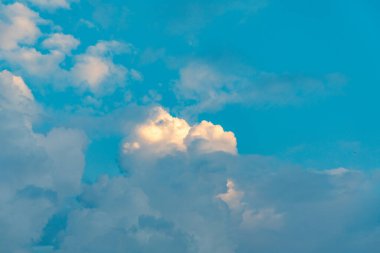 Sabahın erken saatlerinde mavi gökyüzü ve yumuşak beyaz bulutlarla manzaralı.