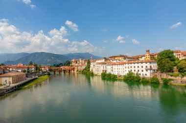 Bassano del Grappa 'nın tarihi ufuk çizgisine bakın, eski ahşap köprüyle, aynı zamanda Ponte degli Alpini, İtalya