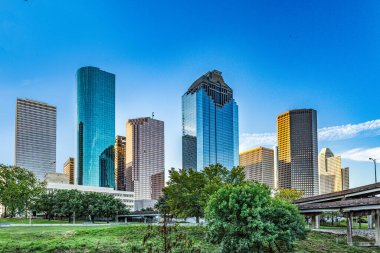 Houston, Teksas 'ın manzaralı silueti. Sabah ışığında Buffalo Bayou Parkı' ndan görüldü.