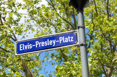 Sokak tabelası Elvis Presley Platz FRIEDBERG, ALMANY 'DA ENL ELVIS Presley Presley Meydanı ELVIS' in orduya katıldığı yer.