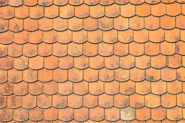 Tarihi kırmızı terracotta çatı kiremitlerinin deseni detaylı olarak