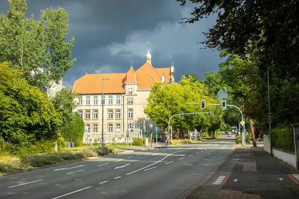 Detmold, North Rhine Westphalia, Almanya 'da dramatik gökyüzü olan spor salonu Leopoldinum' un tarihi cephesi