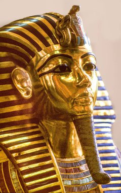 Kahire, Mısır - 19 Nisan 1991: Tutankamon 'un 11 kilo som altından oluşan Altın Maskesi Mısır' ın Kahire kentindeki Mısır Müzesi 'nde sergilenmektedir..