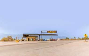 Desert Center, ABD - 7 Temmuz 2008: Çöl merkezindeki benzin istasyonu, 10 numaralı otoyolda terk edilmiş küçük bir köy.