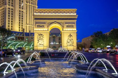 Las Vegas, ABD - 17 Temmuz 2008 Las Vegas, ABD 'deki neon ışıklarıyla Las Vegas Bulvarı' nda Zafer Takı ve kumarhanesi bulunan Paris Oteli.