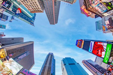 New York, ABD - 8 Temmuz 2010: Times Meydanı, Broadway tiyatroları ve çok sayıda LED tabelaları ile birlikte, New York ve New York 'un Manhattan, New York' taki ABD 'nin bir sembolüdür.