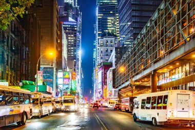 New York, ABD - 8 Temmuz 2010: Times Meydanı, Broadway tiyatroları ve çok sayıda LED tabelaları ile birlikte, New York ve New York 'un Manhattan, New York' taki ABD 'nin bir sembolüdür..