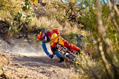 Tucson, ABD - 16 Mart 2011: Downhill Rider Simon Seeholzer Tucson, AZ, ABD 'de eğitim görüyor. Amerika 'da her yıl 1000 civarında bisiklet kazasında, yüzde 75 