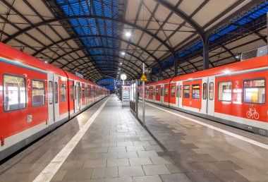 Wiesbaden, Almanya - 13 Eylül 2024: Wiesbaden klasik terminal tren istasyonunda gece vakti kırmızı S-Bahn trenleri ile tren.