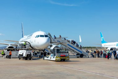 Valencia, İspanya - 17 Eylül 2024: Lufthansa jeti Valencia 'dan yolcu almaya hazır.