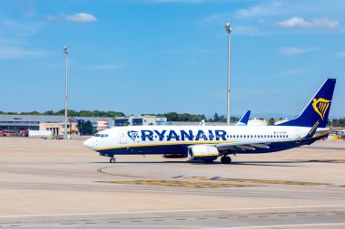 Valencia, İspanya - 17 Eylül 2024: Ryanair Valencia havaalanında piste çıkmaya hazır.