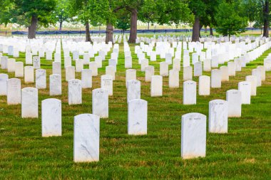 Arlington, Abd - Jul 15, 2010: Washington Dc Arlington Ulusal Mezarlığı'nda Mezar Taşları, ABD. Mezar taşları, Devrim'den 11 Eylül'e kadar her çatışmada ölen asker mezarlarını işaret ediyor.