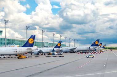 Frankfurt, Almanya - 6 Haziran 2016: Frankfurt havaalanının modern terminal ve Lufthansa uçakları manzaralı panoramik manzarası.