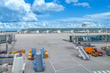 Frankfurt, Almanya - 6 Haziran 2016: Frankfurt havaalanının modern terminal ve Lufthansa uçakları manzaralı panoramik manzarası.