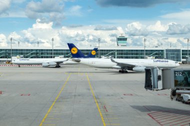Frankfurt, Almanya - 6 Haziran 2016: Frankfurt havaalanının modern terminal ve Lufthansa uçakları manzaralı panoramik manzarası.