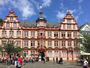 Mainz, Almanya - 15 Temmuz 2016: Eski tarihi Gutenberg Müzesi Mainz, Almanya için mavi gökyüzü ile. Mainz ilçe Rheinland-Pfalz başkentidir.
