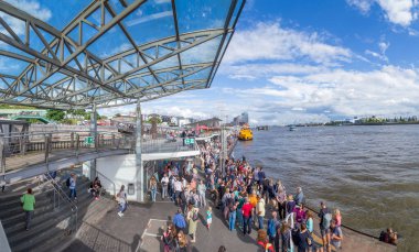 Hamburg, Almanya - 30 Temmuz 2016: Hamburg rıhtımındaki insanlar küçük bir yolcu gemisiyle turneye çıkıyorlar..