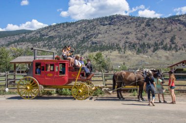 Cache Creek, Kanada - 15 Ağustos 2016: Restoranı 1870 'lerin çiftliğinde Amerikan kahvaltısı ve öğle yemeği sunan tarihi Hat Creek çiftliği, artı Barnard Ekspresi' nde at arabası gezileri.