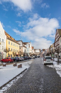 Guenzburg, Almanya - 15 Ocak 2017: Bavyera 'nın küçük Guenzburg kasabasındaki ortaçağ pazar yerindeki eski evler