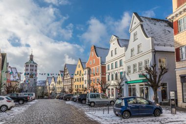 Guenzburg, Almanya - 15 Ocak 2017: Guenzburg 'un küçük bir kasabası olan Guenzburg' daki ortaçağ pazar yerindeki eski evler bölgesel pazar yeriyle ünlüdür..