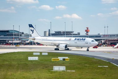 Hamburg, Almanya - 18 Mayıs 2017: Hamburg Havaalanı 'nın apronunda İran hava harekâtı otobüsü Helmut Schmidt.