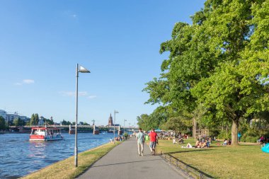 Frankfurt, Almanya - 24 Haziran 2017: İnsanlar Küçük Nthe-klein Nthe adlı bir aerea 'da ana gezinti güvertesinde yürümekten zevk alırlar..