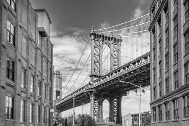 New York, ABD - 10 Ekim 2017: Brooklyn Köprüsü Brooklyn limanından görüldü.