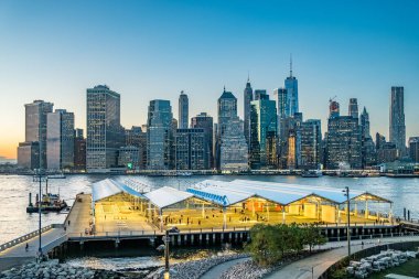 New York, ABD - 10 Ekim 2017: Brooklyn liman tarafından New York 'un ufuk çizgisine manzara.