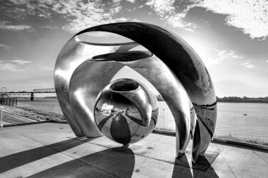 Baton Rouge, ABD - 23 Ekim 2023 Sing the River Sculpture yansıtıcıdır ve geceleri yanar, Mississippi Nehri Köprüsü 'nden bile görünür kılar..