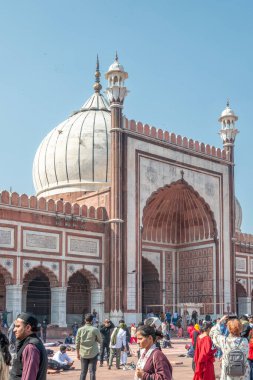 Yeni Delhi, Hindistan - 9 Şubat 2024: insanlar, turistler ve yerel, Yeni Delhi, Hindistan 'daki Jama Mashid camisini ziyaret edin.