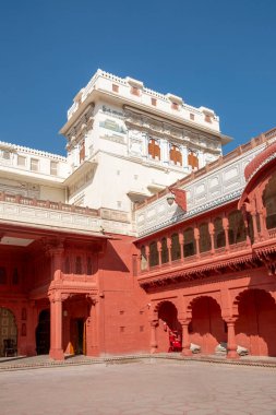 Bikaner, Hindistan - 11 Şubat 2024: Hindistan, Rajasthan, Bikaner 'deki Junagarh Kalesi, Badal Mahal Sarayı' nda güzel iç odalar dekore edildi..