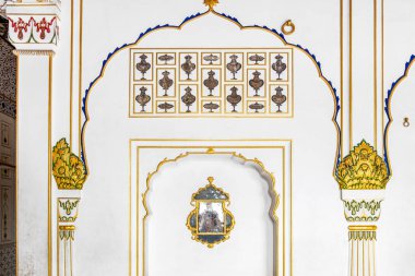Bikaner, Hindistan - 11 Şubat 2024: Hindistan, Rajasthan, Bikaner 'deki Junagarh Kalesi, Badal Mahal Sarayı' nda güzel iç odalar dekore edildi..