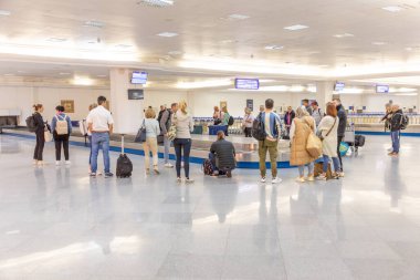 Djerba, Tunesia - 27 Nisan 2024: bagajdaki insanlar Djerba, Tunesia havaalanından alacaklar.