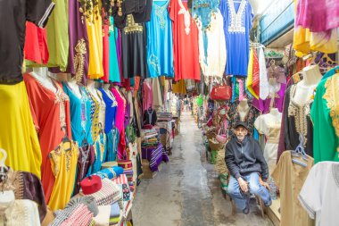 Houmt El Souk, Tunesya - 30 Nisan 2024: Suq olarak Hawna 'daki eski örtülü suq yerel halka ve turistlere herhangi bir mal kralı sunar.