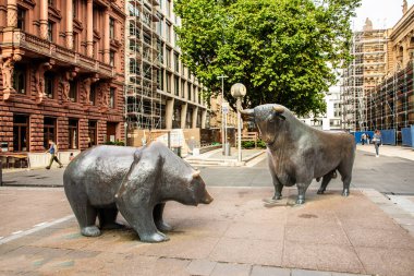 Frankfurt, Almanya - 15 Mayıs 2024: Frankfurt Borsası önünde boğa ve ayı heykeli.