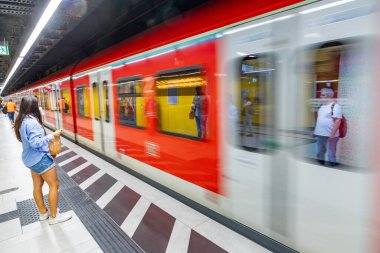 Frankfurt, Almanya - 15 Mayıs 2024: Metro Frankfurt şehir merkezindeki Eschenheimer istasyonuna girdi.