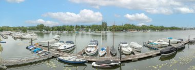 Wiesbaden, Almanya - 14 Haziran 2024: Wiesbaden 'deki Schierstein limanına yat, yelkenli ve rıhtımdaki motorlu teknelerle panoramik manzara.
