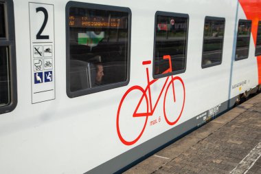 Wiesbaden, Almanya - 27 Haziran 2024: Wiesbaden tren istasyonuna ulaşan tren altı bisiklete kadar ulaşacak..