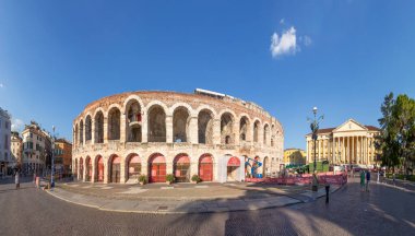 Verona, İtalya - 5 Temmuz 2024: Verona Arena, Piazza Bra Meydanı. Roma amfitiyatrosu Arena di Verona antik binası, güneşli gün, mavi gökyüzü.