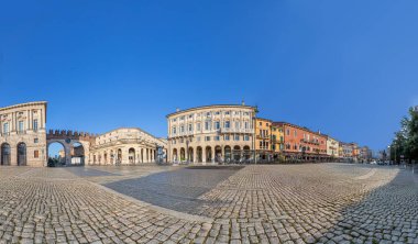 Verona, İtalya - 5 Temmuz 2024: Verona, İtalya 'daki eski Roma amfitiyatrosundaki Piazza Bra' daki insanlar.