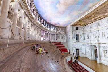 Vicenza, İtalya - 5 Temmuz 2024: İtalya 'nın Vicenza kentindeki Roma döneminden tarihi tiyatro olimpiyatlarını ziyaret.