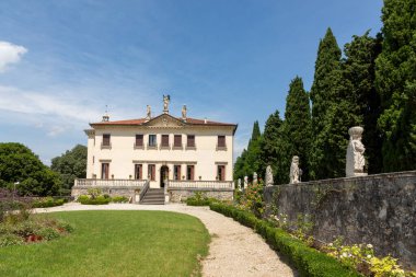 Vicenza, İtalya - 6 Temmuz 2024: Villa Valmarana ai Nani adını 17 taş cücenin heykellerinden alır. Tiepolo 'dan duvar çizimleri..