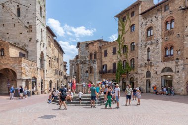 San Gimignano, İtalya - 7 Temmuz 2024: Güneşli bir günde tarihi San Gimignano kentinde ünlü Piazza della Cisterna 'nın panoramik manzarası