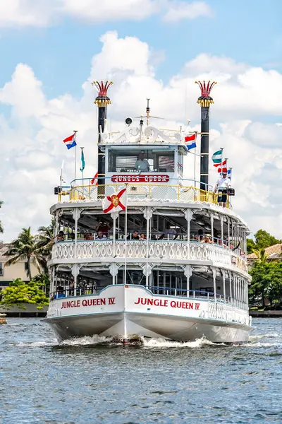 Fort Lauderdale, ABD - 1 Ağustos 2010 Fort Lauderdale, Florida 'da orman kraliçesi nehir botuyla seyahat. Orman Kraliçesi 65 yaşında ve 4 milyon kadar yolcusu var..