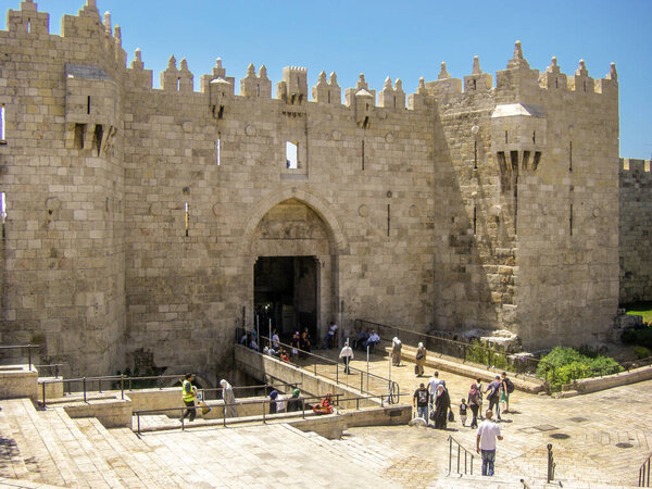 Иерусалим, Израиль - 27 марта 2008 года: люди входят в старый город у Дамасских ворот в Иерусалиме, Израиль