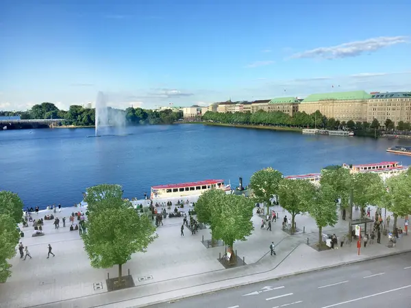 Hamburg, Almanya - 30 Temmuz 2016: İnsanlar Hamburg 'daki Alster Gölü manzarasının ve Hamburg' daki Atlantik gibi eski ünlü otellerin klasik gezinti alanının tadını çıkarıyorlar..
