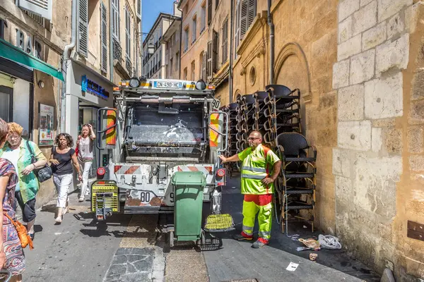 Aix en Provence, Fransa - 17 Ağustos 2017: Sabahın erken saatlerinde çöp yerel çöp toplayıcısı tarafından toplanır. Çöp kamyonu dar sokakları geçecek kadar küçük..