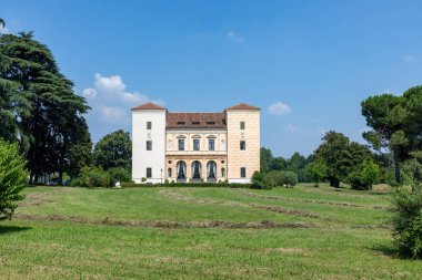 Vicenza, İtalya - 9 Temmuz 2024 Villa Trissino Trettenero, Vizenza 'da büyük bahçe alanı.