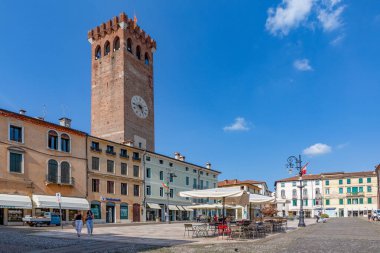 Bassano di Grappa, İtalya - 9 Temmuz 2024: Özgürlük Meydanı Bassano di Grappa tarihi saat kulesi.